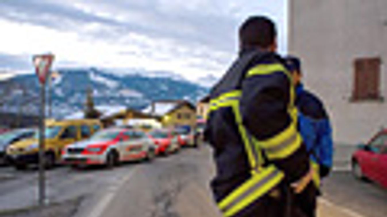 lövöldözés Svájcban, rendőrök beszélgetnek Valais (Wallis) kanton Daillon falujában, ahol egy 30 év körüli férfi három embert lelőtt és kettőt megsebesített