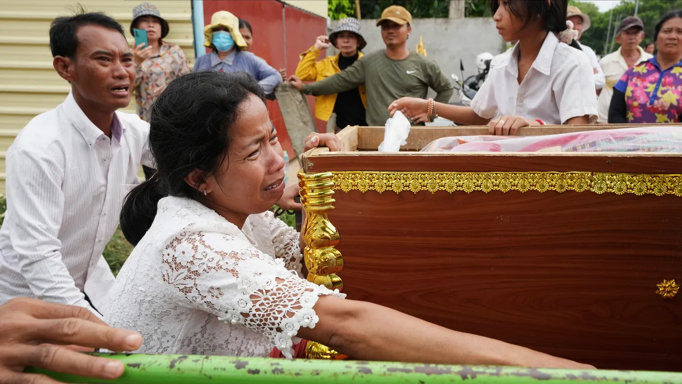 Kohcsamron, 2022. október 14.
Hajóbalesetben meghalt lánya koporsójánál zokog egy nő a dél-kambodzsai Kohcsamron faluban 2022. október 14-én. Az előző éjjelen felborult egy tizenéves diákokat szállító hajó a Mekong folyón, a balesetben legkevesebb tízen é