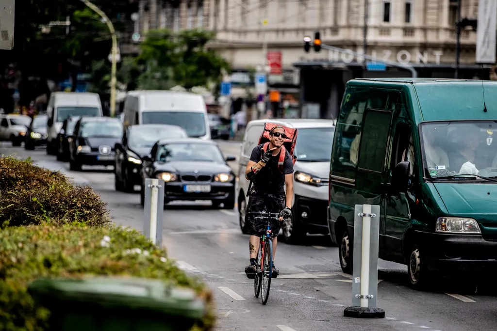 2021.07.12. Budapest, Blaha Lujza tér, dugó, közlekedés, építkezés, autó, BKV, busz, fennakadás, munkagép, torlódás 