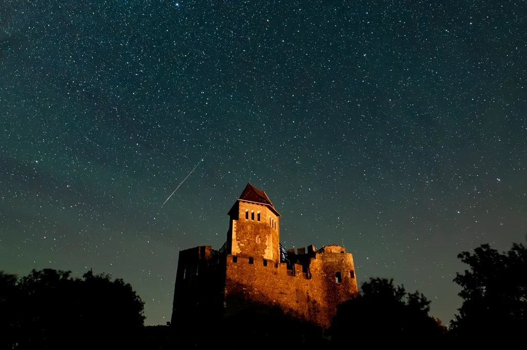 Lenyűgöző képeken a Perseida meteorraj a hollókői vár felett, galéria, 2023 