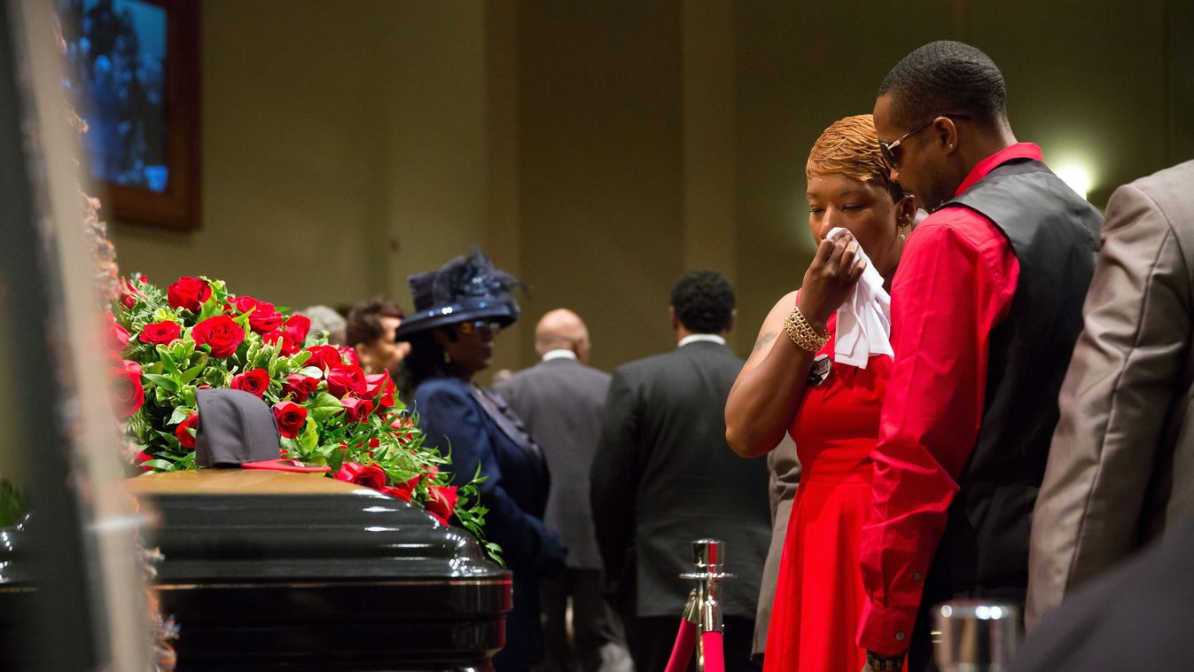 St. Louis, 2014. augusztus 25.
Az édesanya, Lesley McSpadden áll fiának koporsója mellett Michael Brown fekete bőrű amerikai tizenéves gyászszertartásán a Missouri állambeli St. Louis egyik baptista templomában 2014. augusztus 25-én. A 18 éves fegyvertele