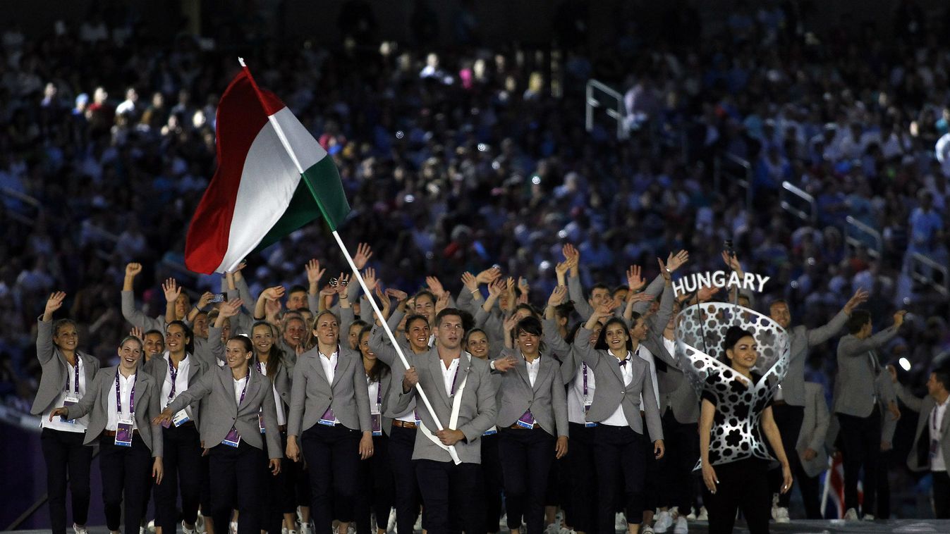 A 86 kilogrammos szabadfogású birkózó, Veréb István viszi a nemzetiszínű zászlót, mögötte a magyar csapat vonul az I. Európa Játékok ünnepélyes megnyitóján az azerbajdzsáni Bakuban 