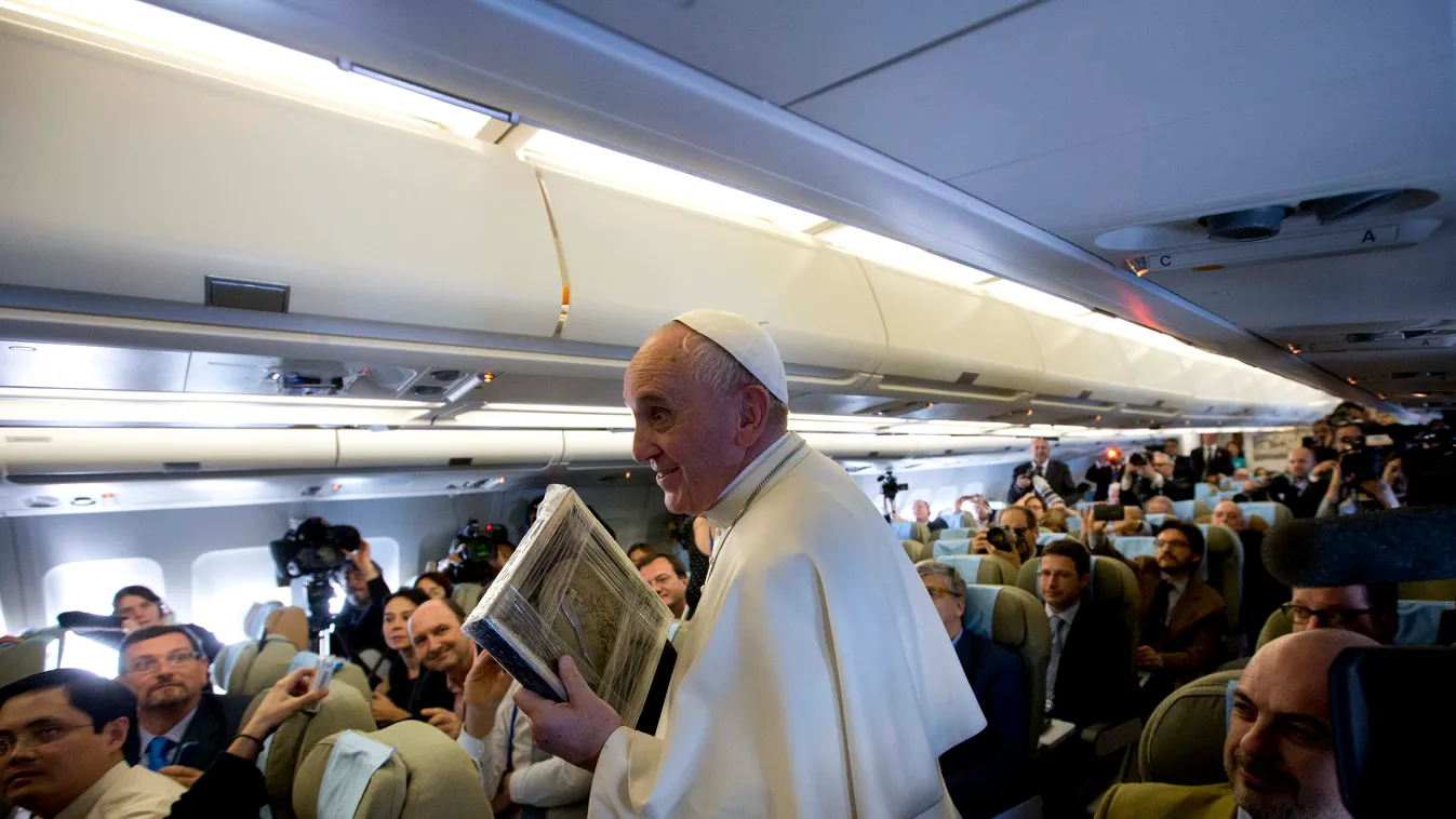 Ferenc pápa Szent Teréz képével, amelyet egy riportertől kapott ajándékba a Srí Lankáról a Fülöp-szigetekre tartó repülőgépének fedélzetén adott sajtóértekezletén 
