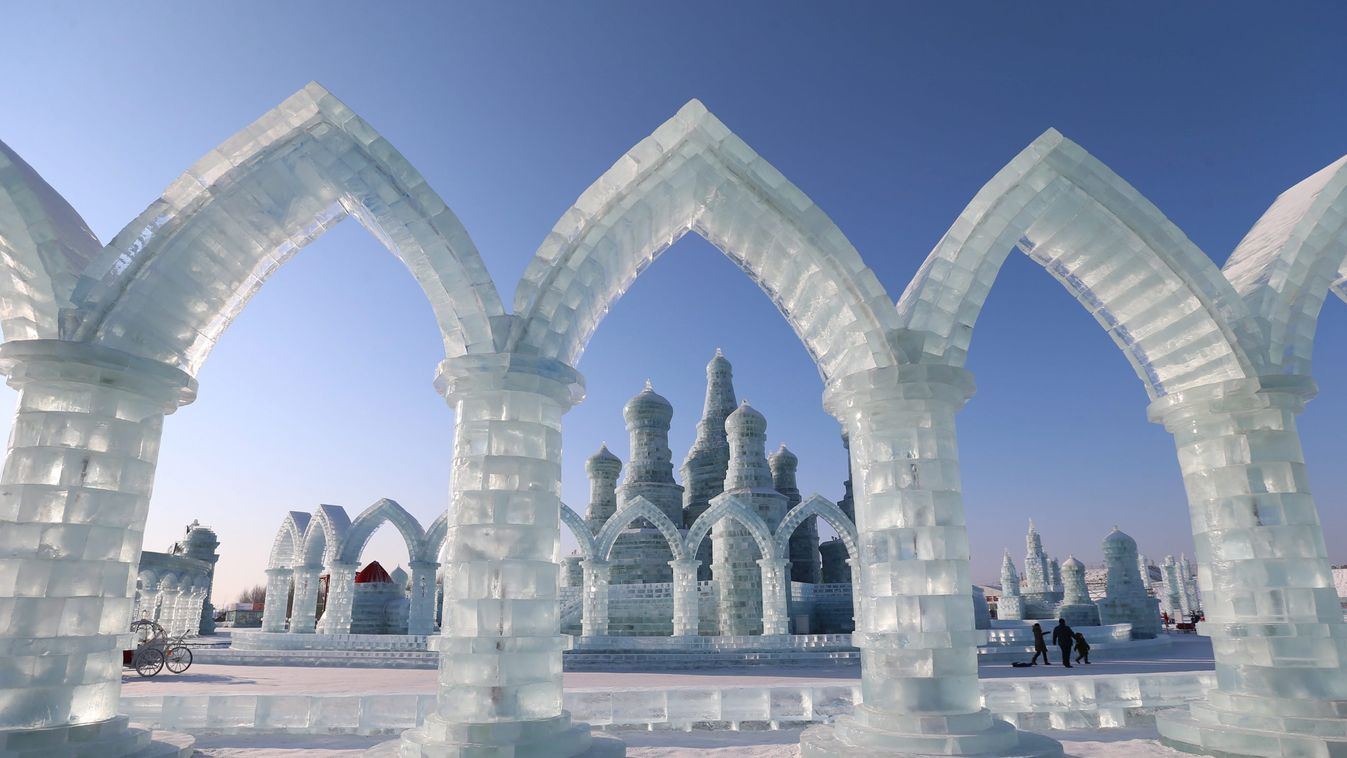 A 32. Harbini Nemzetközi Jég- és Hófesztivál jégből faragott épületei az északkelet-kínai Hejlungcsiang tartomány fővárosában az egy hónapos esemény nyitánya előtti napon 