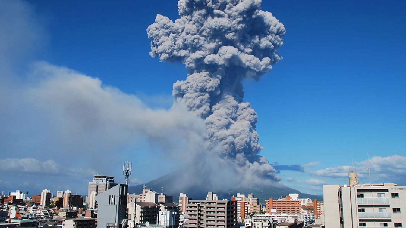Sűrű füst tőr fel a Szakuradzsimából, Vulkánkitörés Japánban, Kagoshima