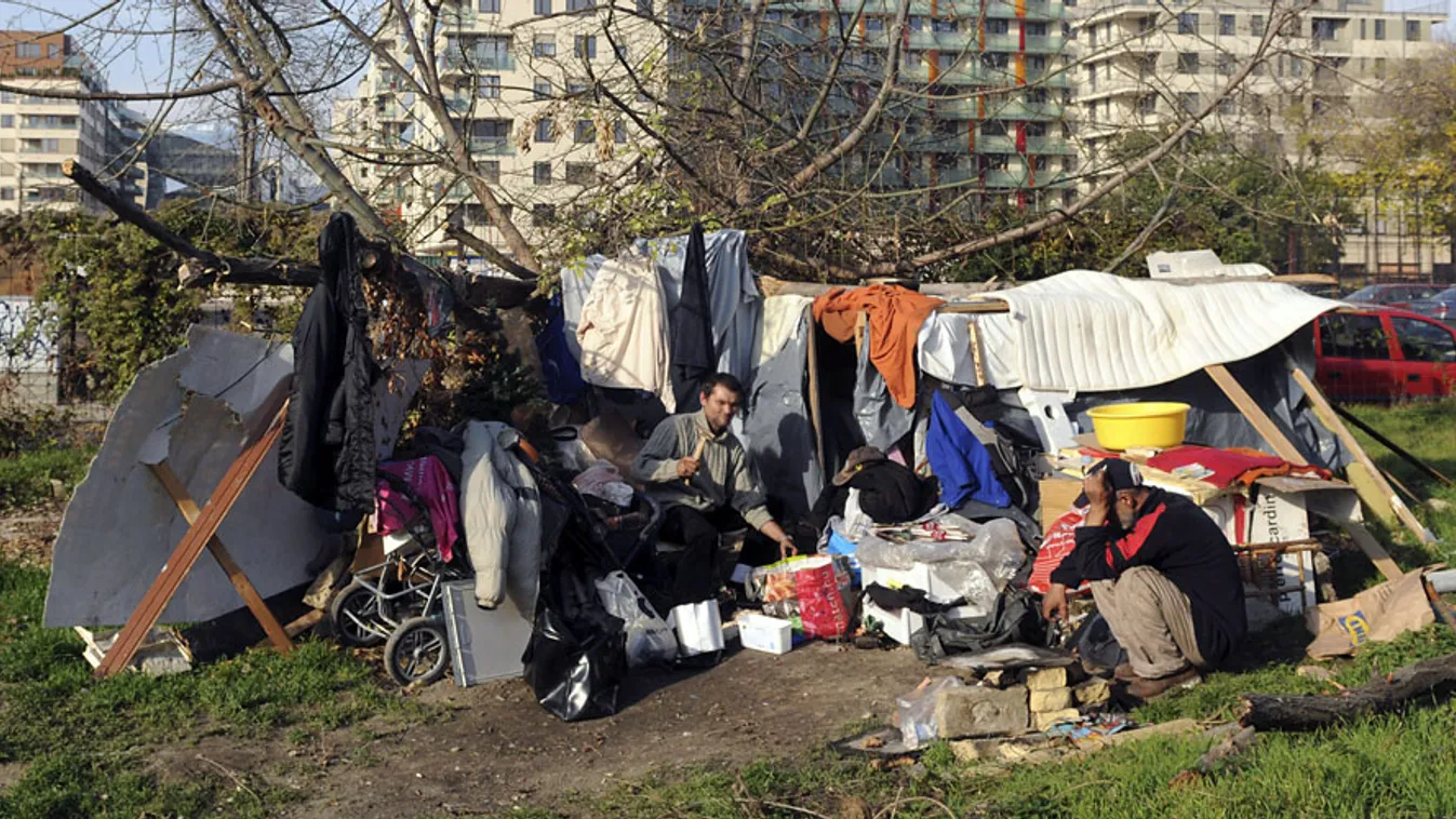 hajléktalanok, hajléktalanság, budapest, lakhatás, Hajléktalanok a Józsefvárosban, a Corvin-negyed közelében.