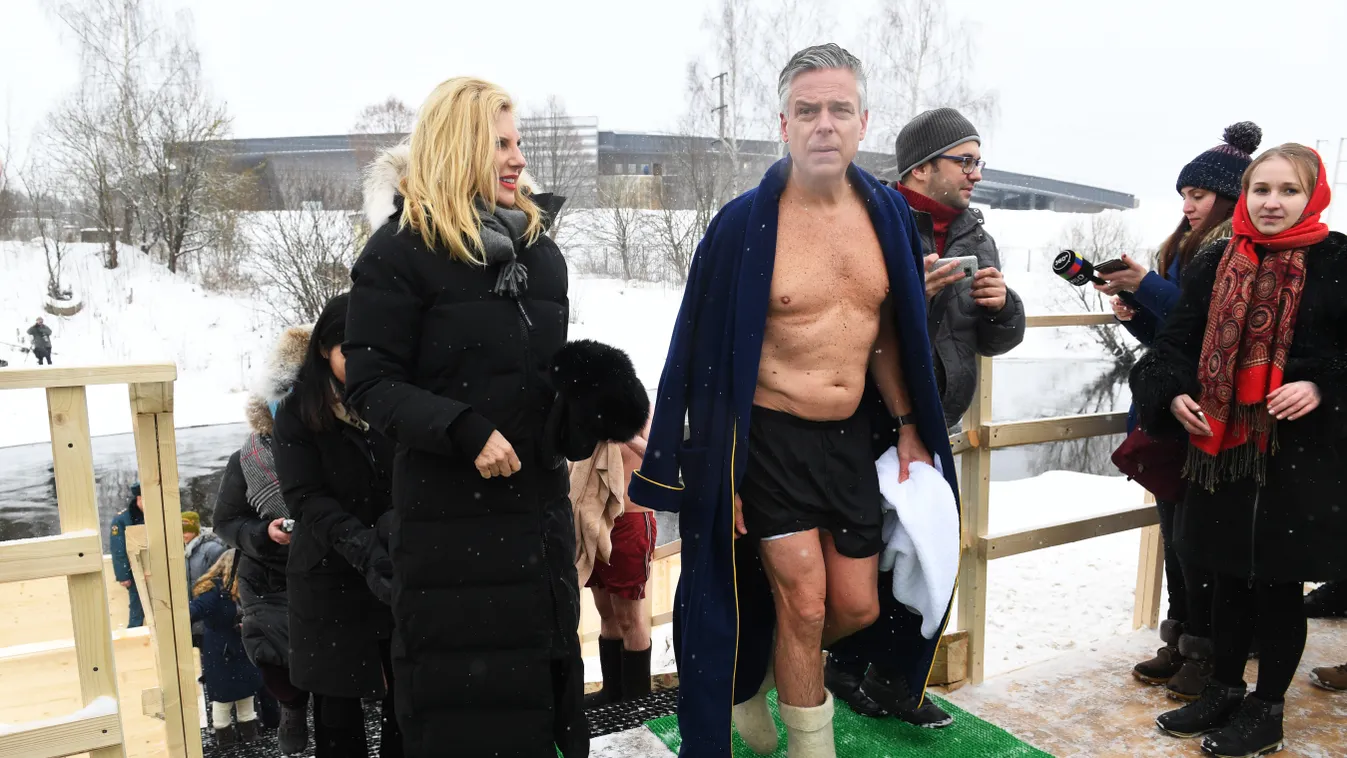 A moszkvai amerikai nagykövet is megmártózott a jeges vízben ortodox vízkeresztkor 