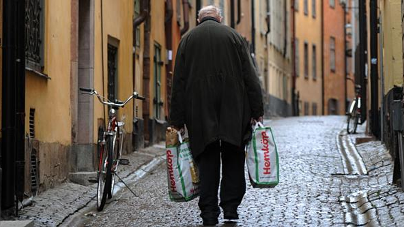öregek, öregség, svéd nyugdíjas szatyrokat cipel Stockholmban 