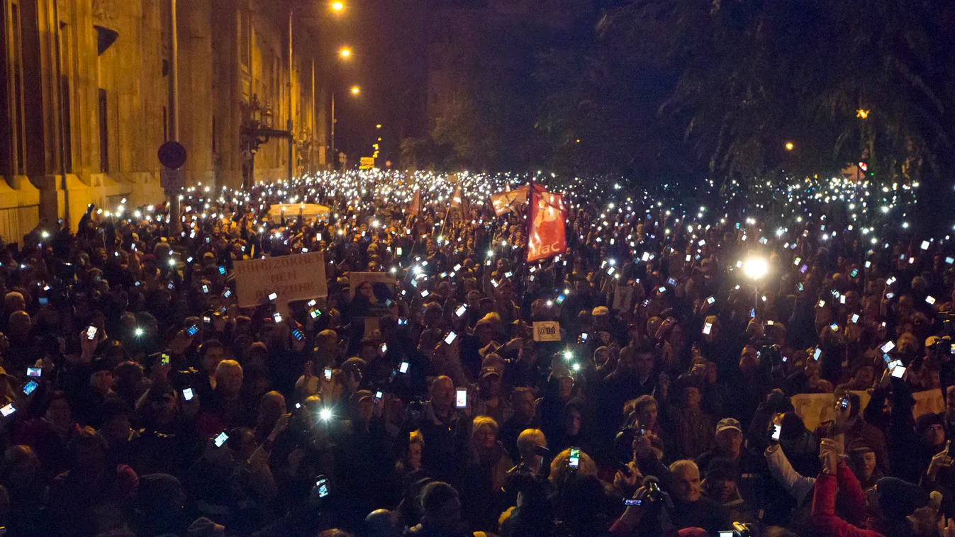 tüntetés az interenetadó ellen mobilok 