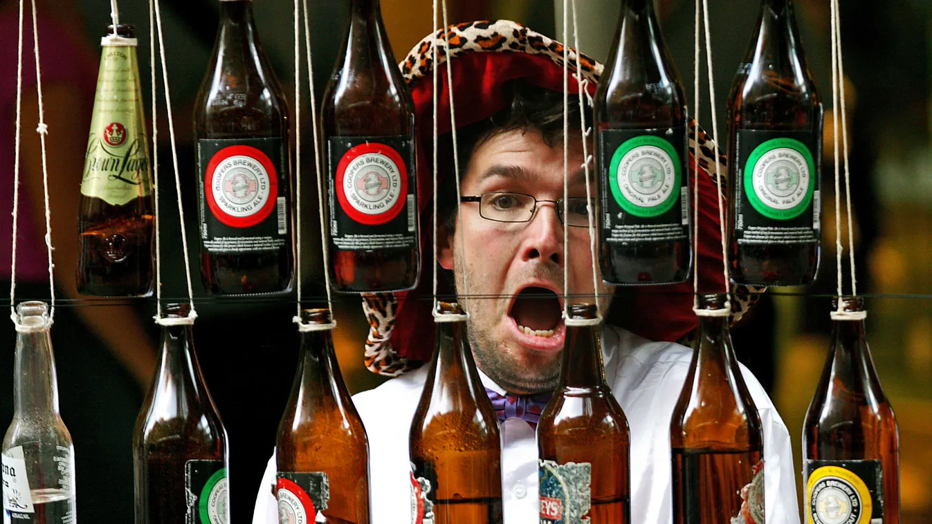 ütögetett sör, fizika, kavitáció, hab. Ausztrál utcazenész fakanállal játszik felaggatott sörösüvegeken, 2004. október.
