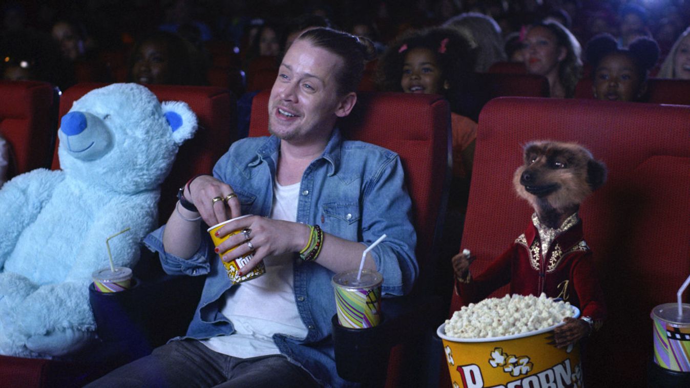Macaulay Culkin moziban egy szurikátával 
