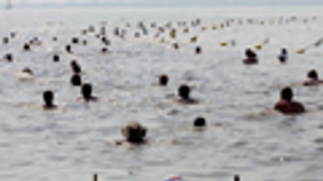 30. Balaton-átúszás, Balatonboglár, 2012. július 7. Résztvevők úsznak a vízben Révfülöp és Balatonboglár között