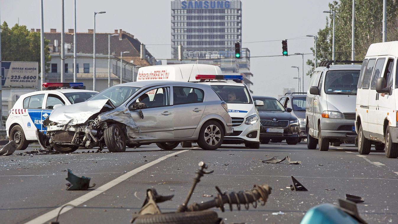 Budapest, 2015. július 25.
Összetört járművek és autóroncsok Budapesten, a Váci úton, a Vizafogó és a Fiastyúk utca között, ahol négy autó és egy busz ütközött össze 2015. július 25-én. A balesetben egy ember megsérült.
MTI Fotó: Lakatos Péter 