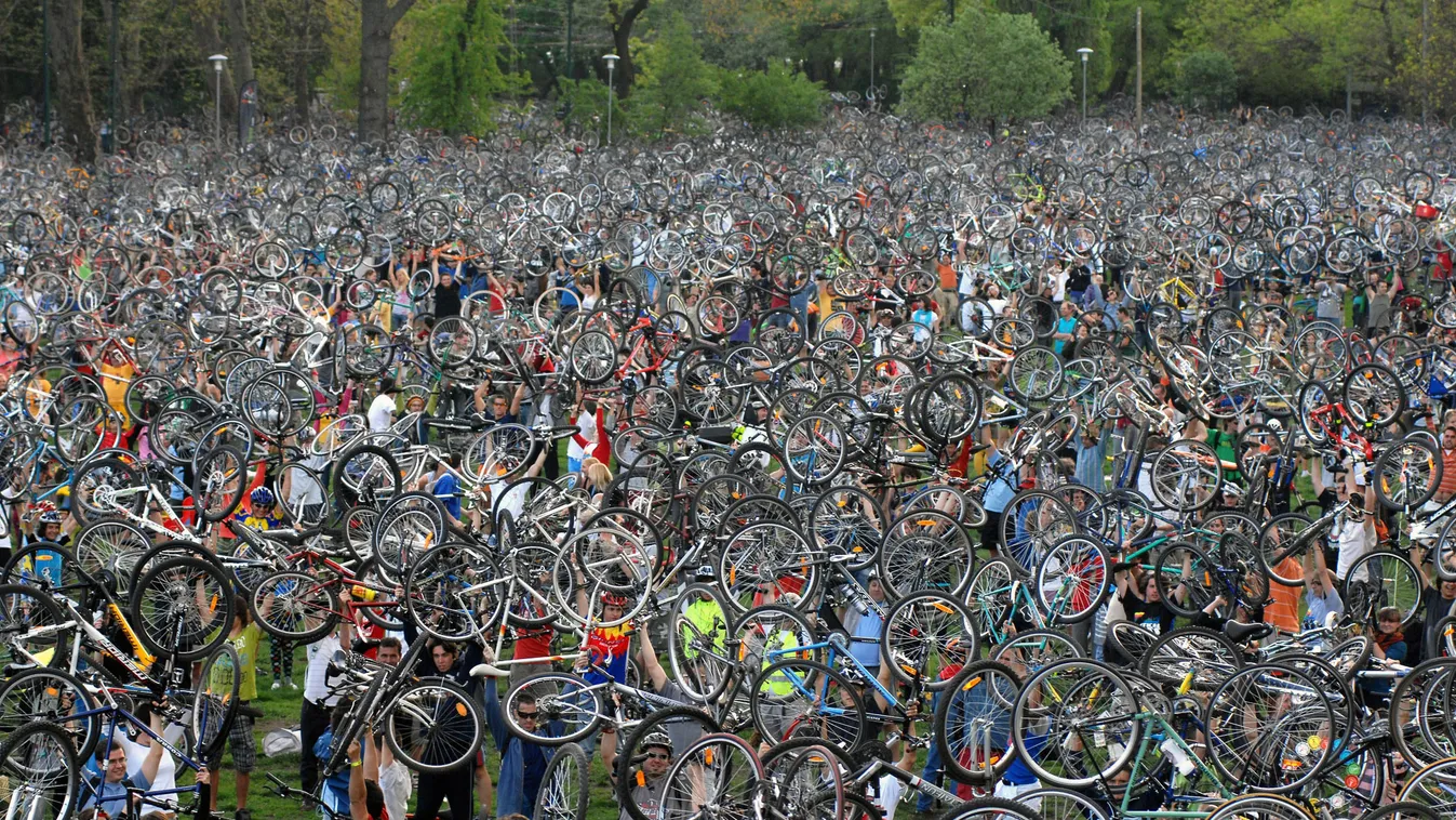 critical mass, biciklis felvonulás, budapest, 2009, bringa emelés a városligetben