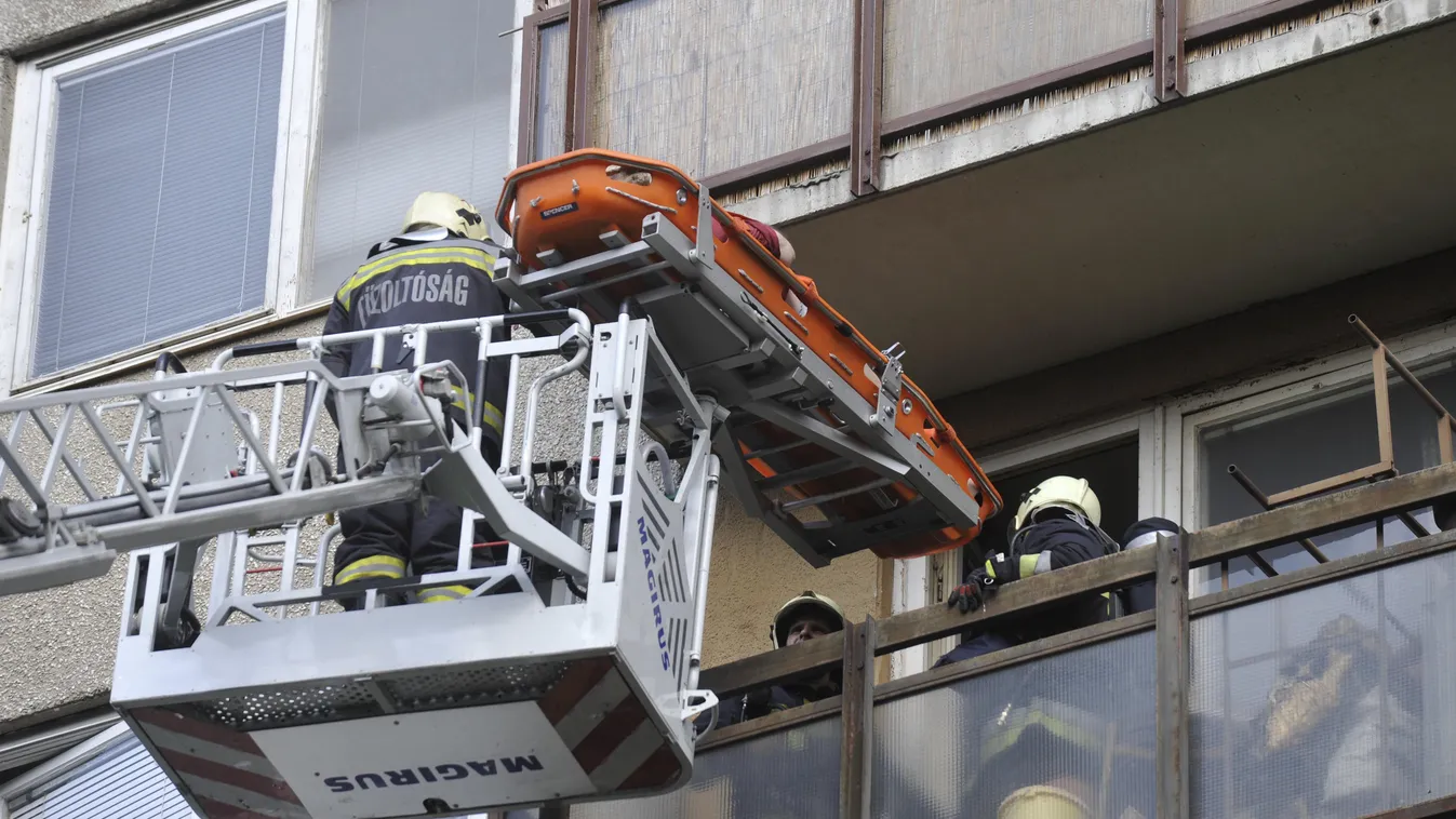 Budapest, 2019. augusztus 6.
Tűzoltók emelőkosaras daruval és hordággyal mentenek egy férfit egy tízemeletes társasház negyedik emeleti lakásának erkélyéről a XIX. kerületi Zrínyi utcában 2019. augusztus 8-án. A lakás konyhájában tűz keletkezett, a lakásb