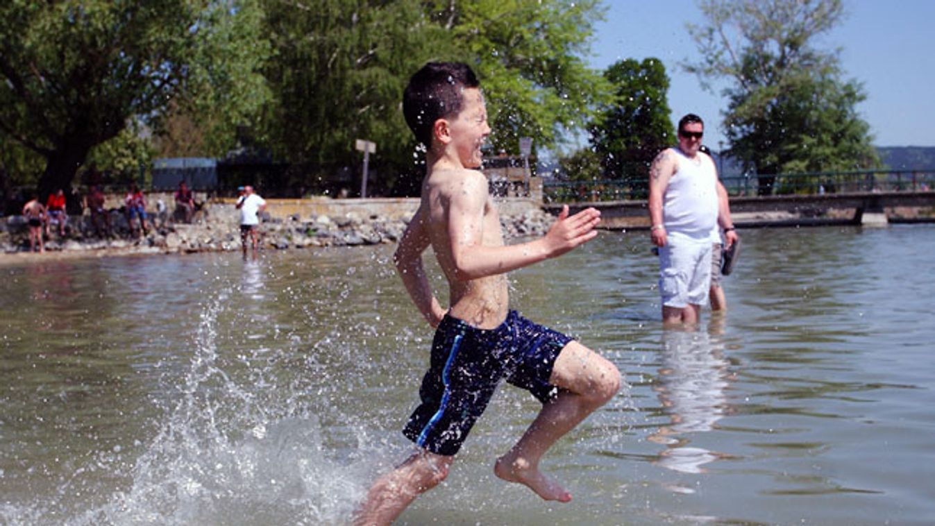 újabb melegrekord dőlt meg, fürdőzők a Balatonban a keszthelyi strandon, kánikula