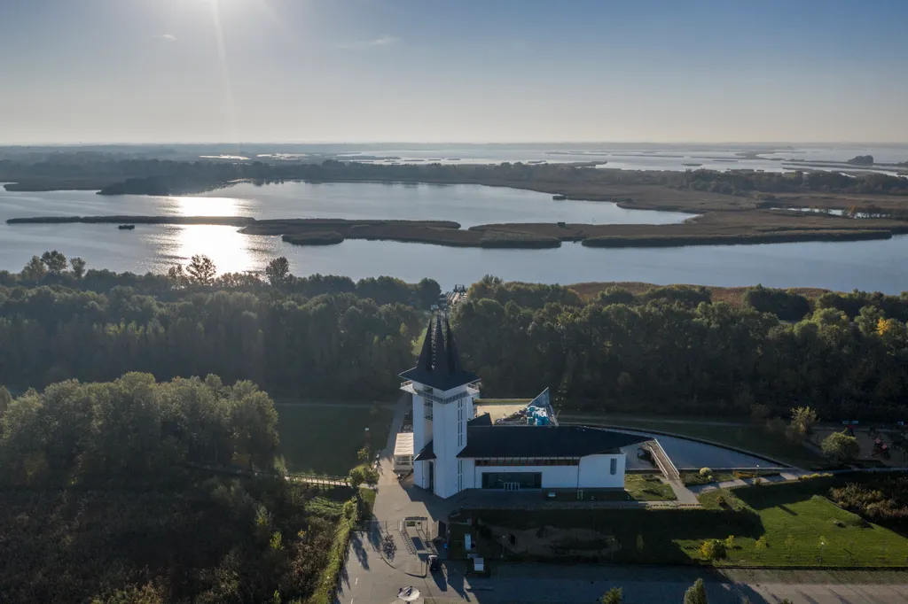 Tisza-tó  ellenfény ÉPÜLET épületfotó fogadóépület FOTÓ FOTÓTECHNIKA FOTÓTÉMA légi felvétel TÁJ tájkép tó torony 