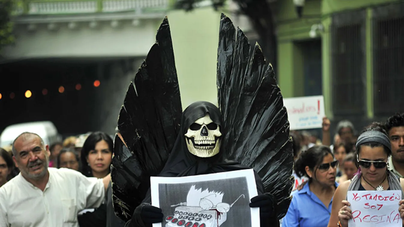 Mexikó, drogháború, bandaháború, diákok és újságírók tiltakoznak az erőszak ellen a meggyilkolt újságírók arcképeivel Velacruzban 