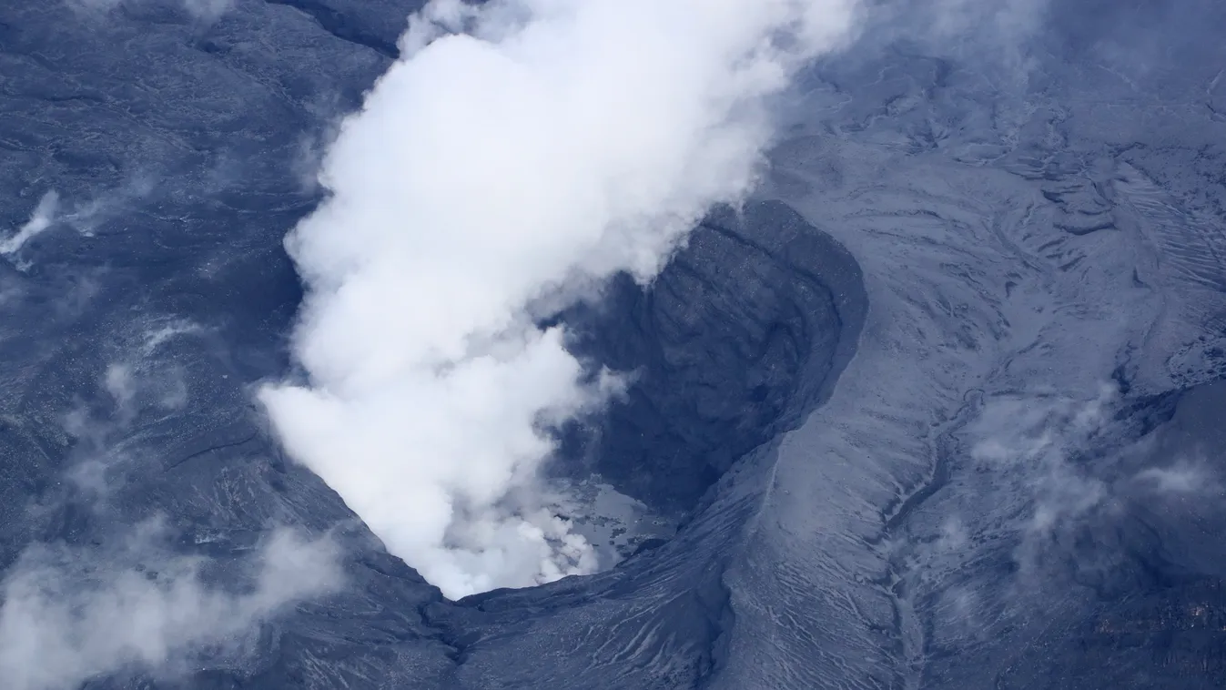 Japan Explosive erution at Mt. Aso 