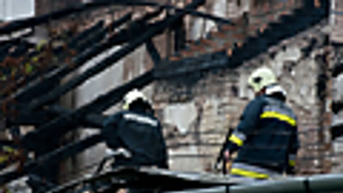 Tűz, XIII. kerület, budapest, Reitter Ferenc utca, Az épület teteje mintegy 250 négyzetméteren égett le. A házból 66 lakót menekítettek ki a tűzoltók 
