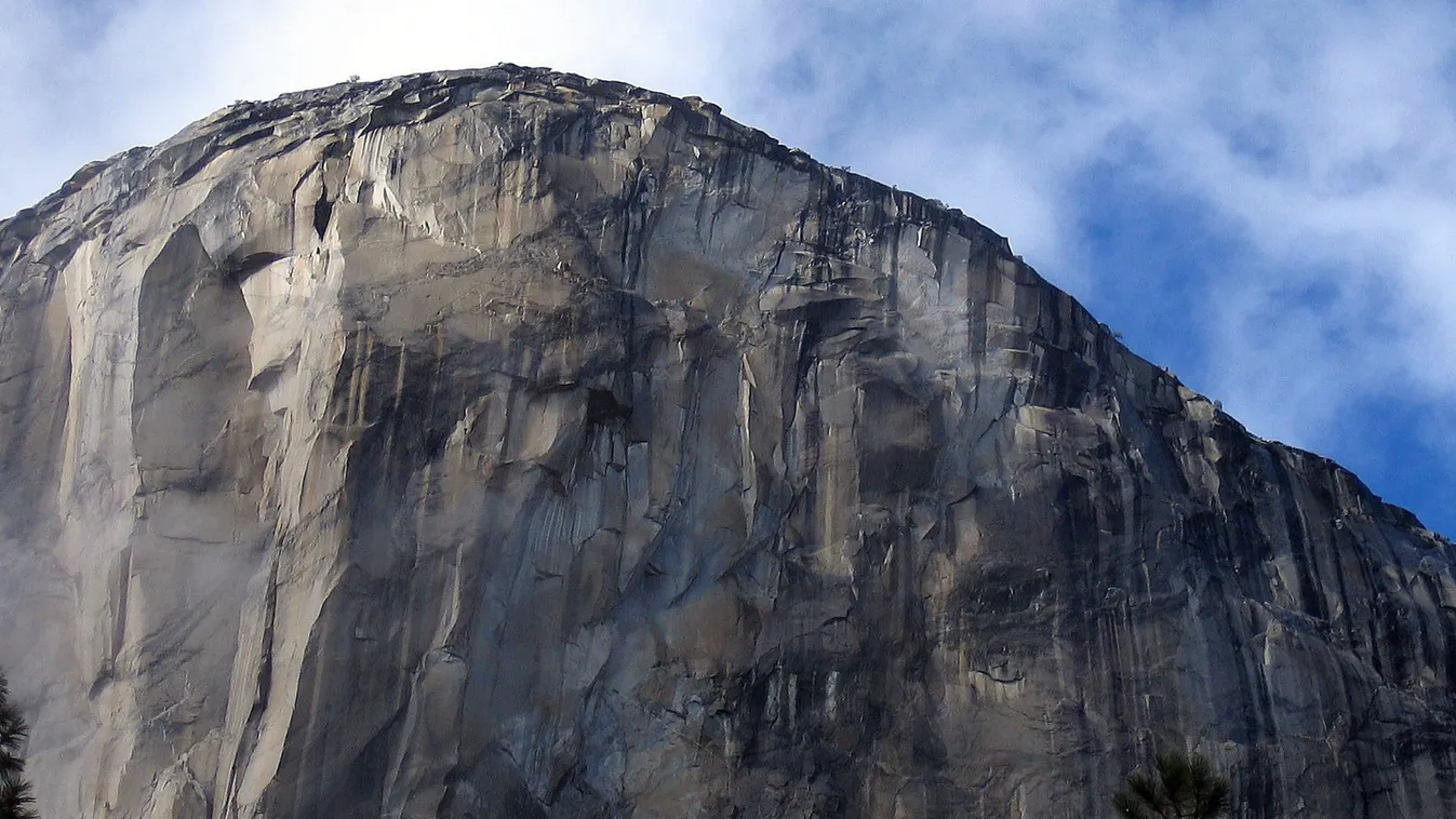 A kaliforniai Yosemite Nemzeti Parkban álló El Capitan gránitmonolit. Két amerikai sziklamászó, a 30 éves Kevin Jorgeson és a 36 éves Tommy Caldwell mintegy hét évnyi felkészülés után a világon először kötélbiztosítás mellett, de segédeszközök használata 