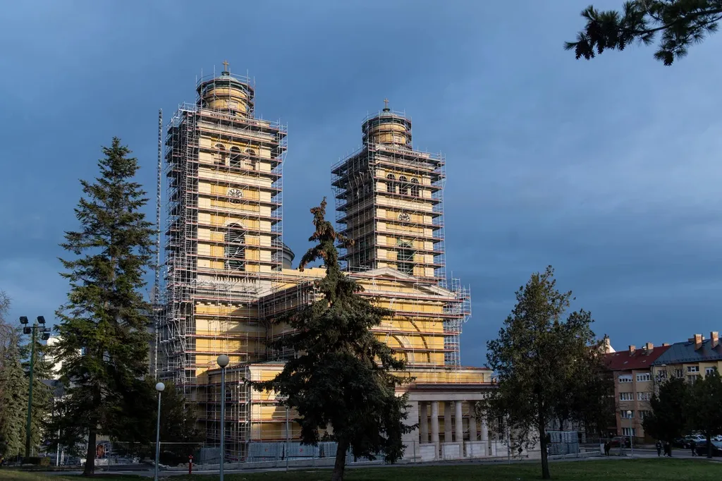 Így folytatódik az Egri Bazilika látványos felújítása a Layher megoldásaival, főkupola, torony, tornyok, 2023 