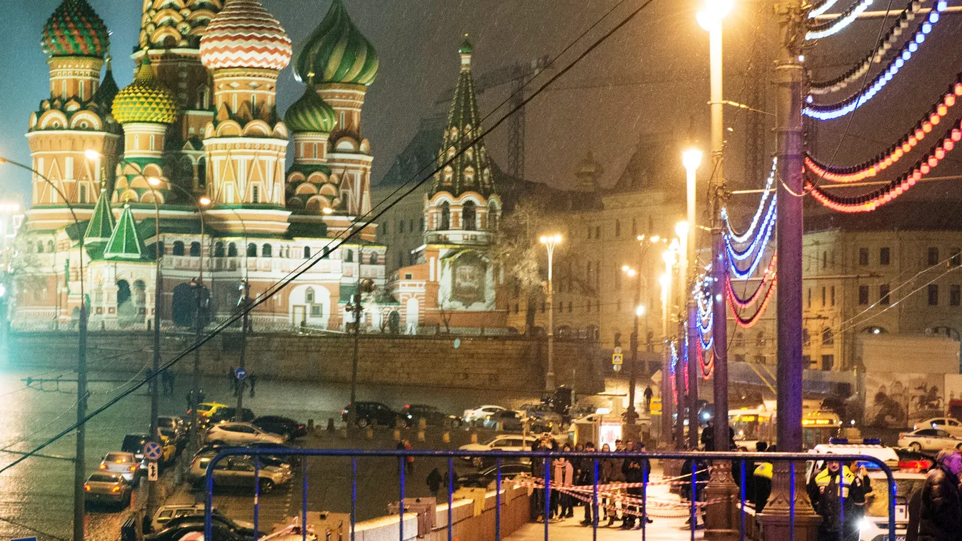 The body of Russian opposition leader Boris Nemtsov is covered with plastic lies on Moskvoretsky bridge near St. Basil cathidral (background) in central Moscow on February 28, 2015. Russian opposition leader Boris Nemtsov was shot dead in central Moscow o