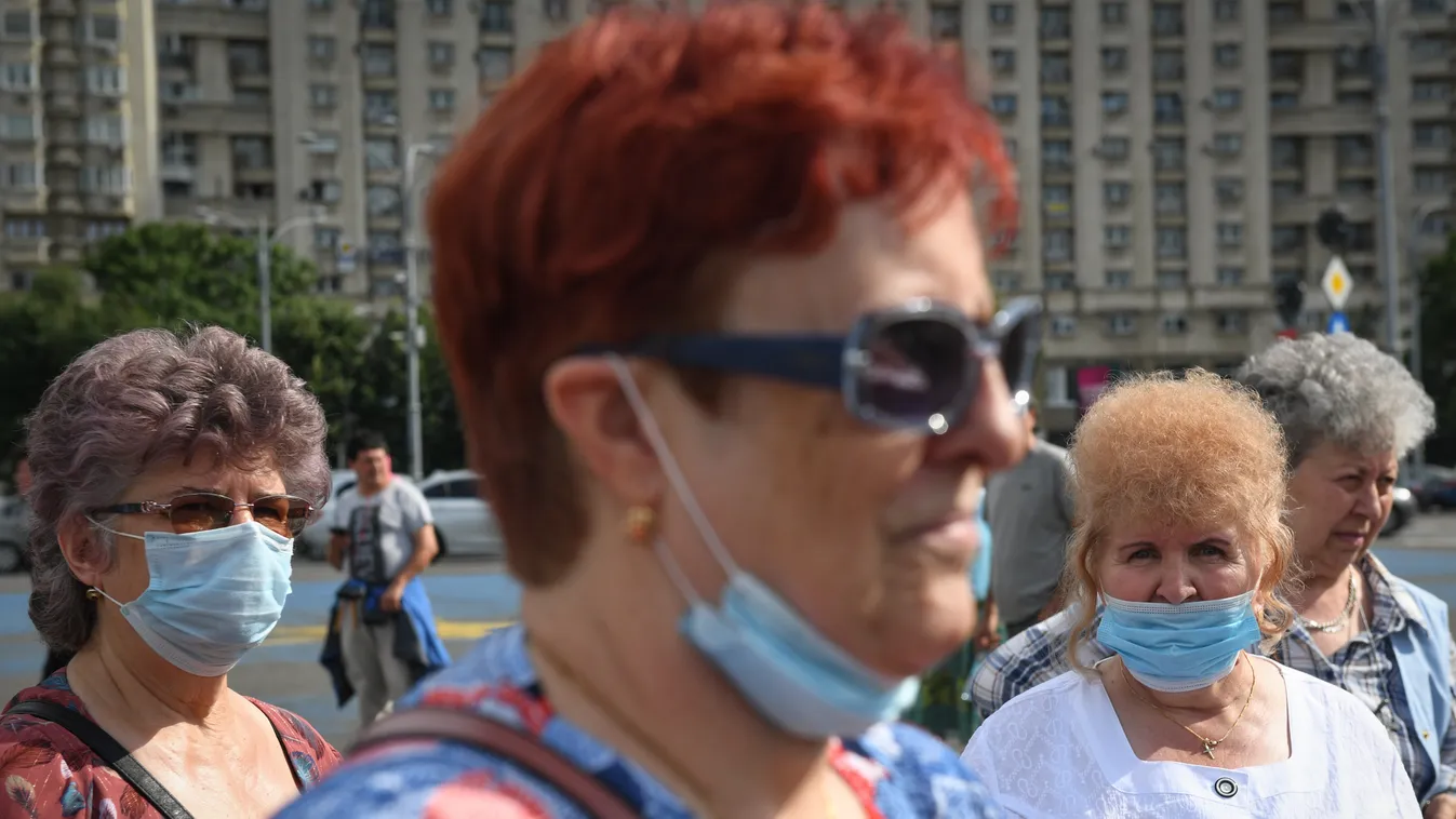 nő maszk koronavírus Bukarest Románia 