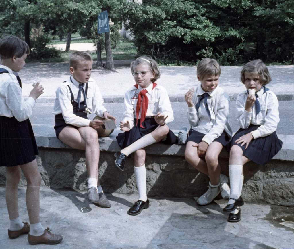 Ruházkodás a szocializmus alatt, színes, cipő, fagylalt, kisdobos, gyerekek, térdzokni, úttörő, 1965 