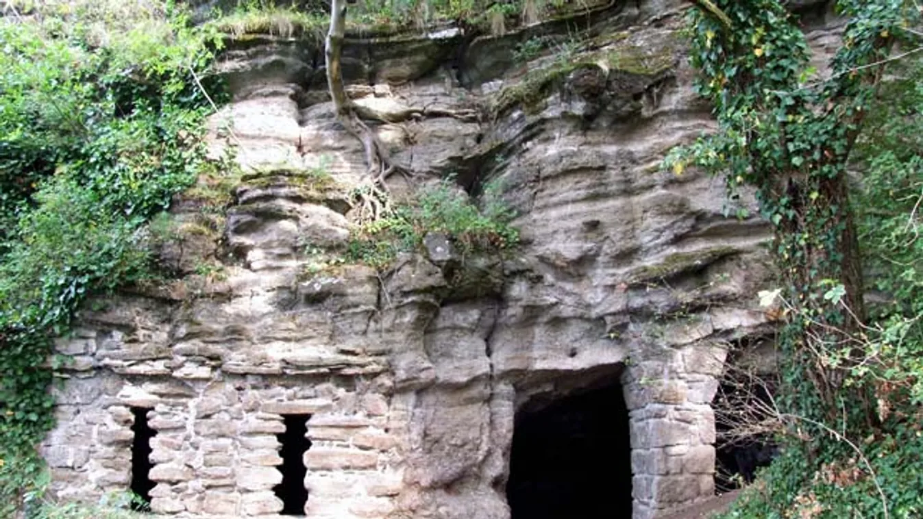 A Tihanyi félszigeten található Közép-Európa egyik remetetelepe. Húsz méter magas bazalttufa falba vájt barlanglakások, stég, balaton