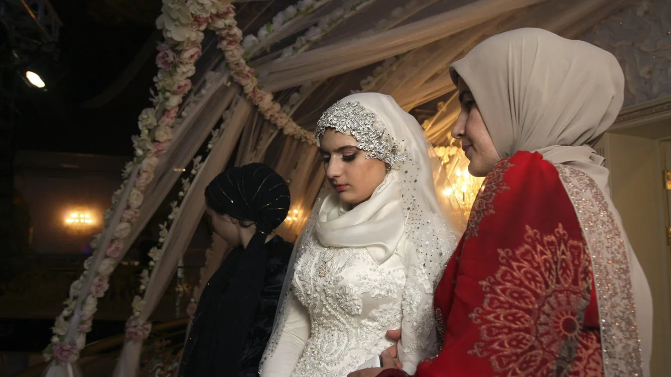 Kadirov, Ramzan Groznij, 2015. május 19.
Az ezen a napon közzétett felvételen a 17 éves csecsen iskolás lány, Luiza Gojlabijeva (k) a nála majdnem 30 évvel idősebb, már nős, 46 éves Nazsud Gucsinov helyi belügyi parancsnokkal tartott esküvője után az Oros