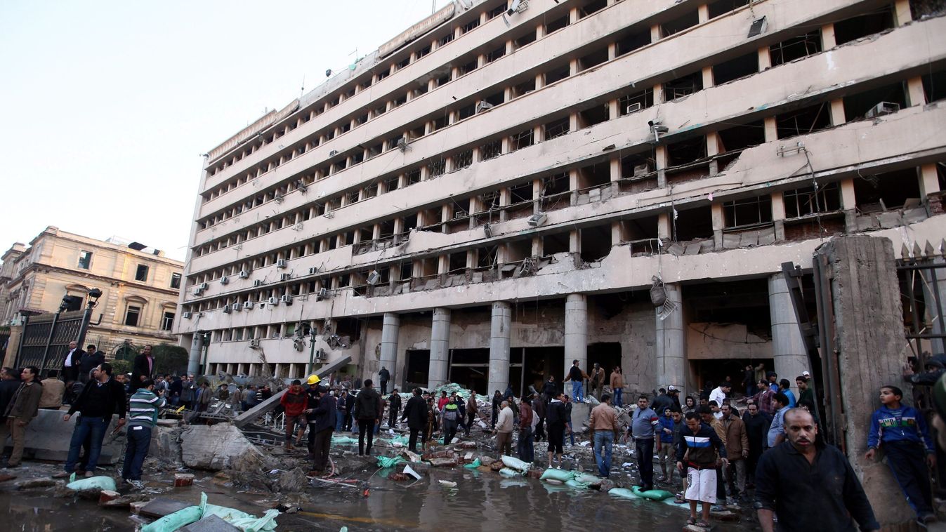 A rendőrparancsnokság megrongálódott épülete, ahol autóba rejtett pokolgép robbant Kairóban 2014. január 24-én. A támadásban legkevesebb hárman életüket veszítették és 47-en megsebesültek 