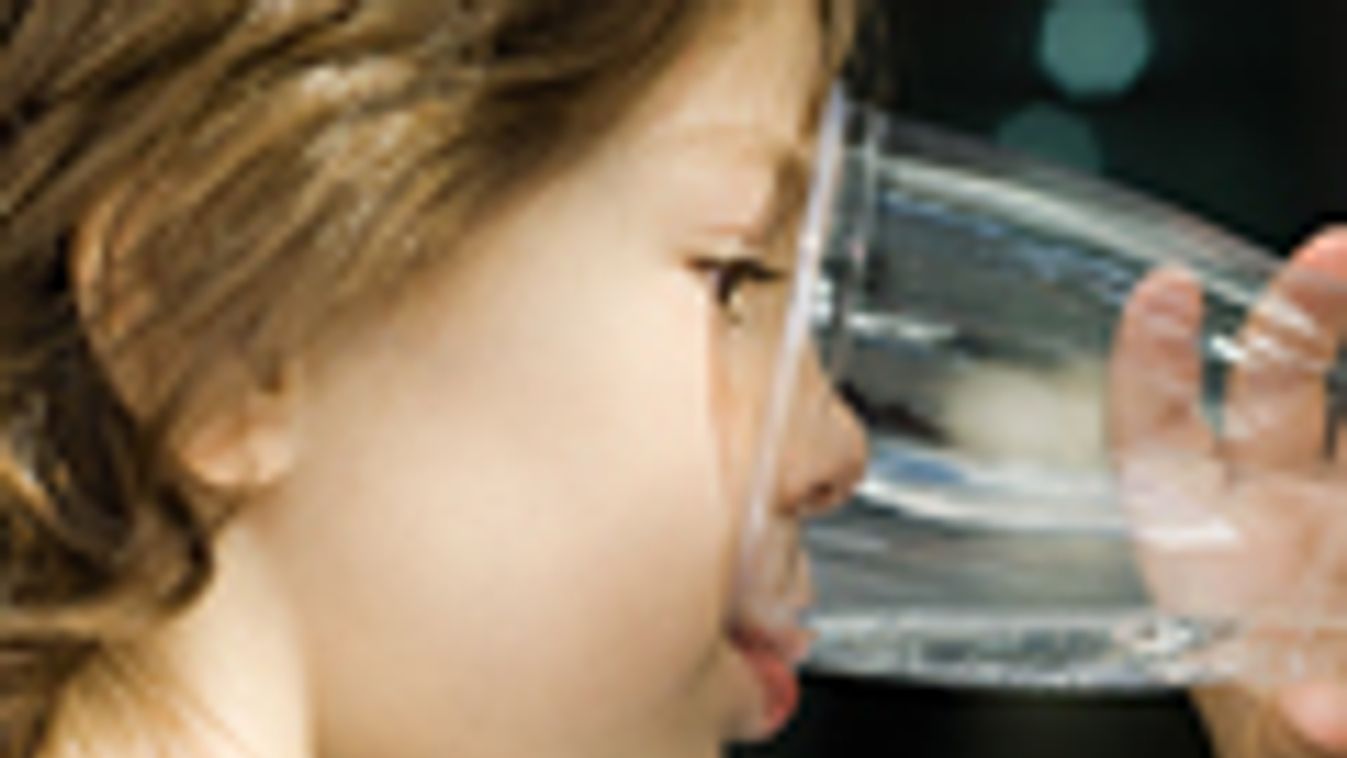 mennyit igyon a gyerek hőségben, pohárból ivó gyerek