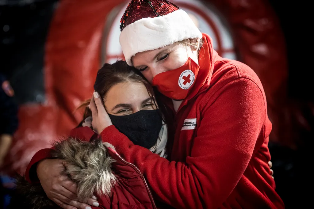 Mikulásgyár A MikulásGyár nem tesz különbséget ember és ember között, nem kérdezi, ki miért éhezik. Ha tud, segít, tekintet nélkül származásra, etnikumra, nemzetiségre, vallásra, életkorra. A MikulásGyár szellemisége a humánumból és a szolidaritásból faka