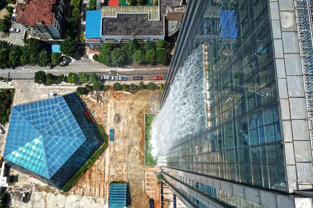A világ legmagasabb mesterséges vízesése egy kínai felhőkarcoló oldalán, galéria, 2023 