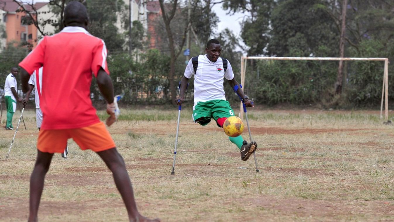 A féllábú Dedan Ireri, a kenyai amputált lábúak futballválogatottjának tagja edz a novemberi Amputáltak Futball Világbajnokságára.A féllábú Dedan Ireri, a kenyai amputált lábúak futballválogatottjának tagja edz a novemberi Amputáltak Futball Világbajnoksá