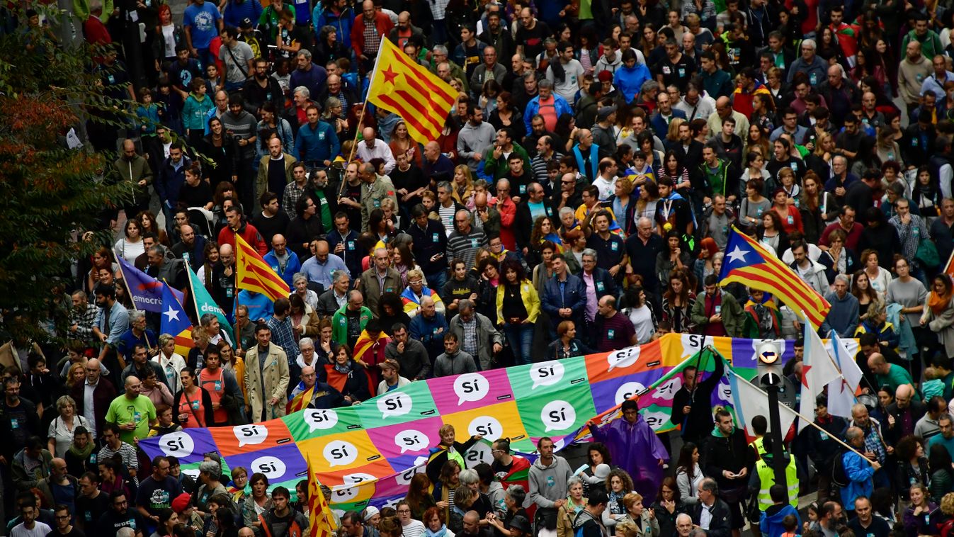Katalónia katalán függetlenségi népszavazás autonómia Spanyolország tüntetés felvonulás 