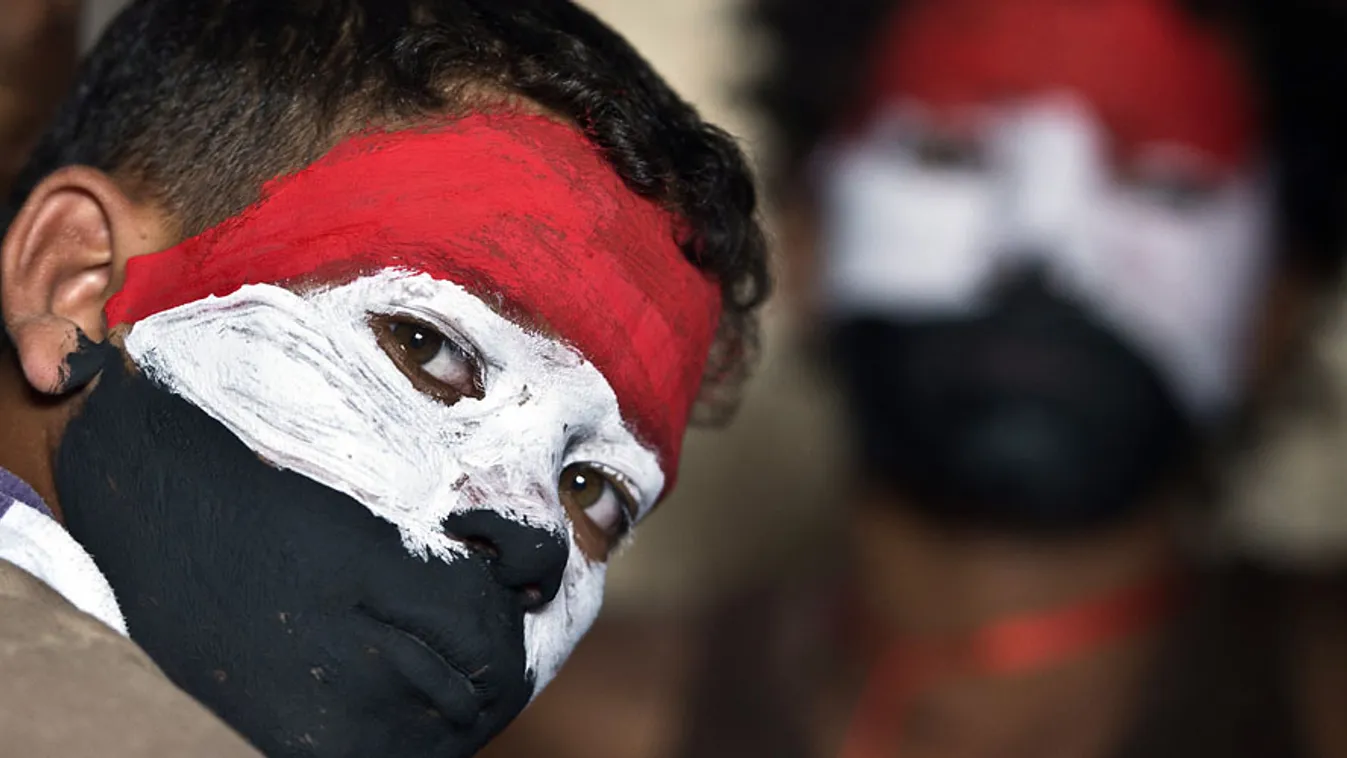 Egyiptom, kormányellenes tüntetés, fiatal tüntetők nemzeti színre festett arccal Kairóban