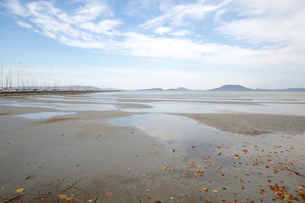 Kibillent a Balaton a viharos szélben 