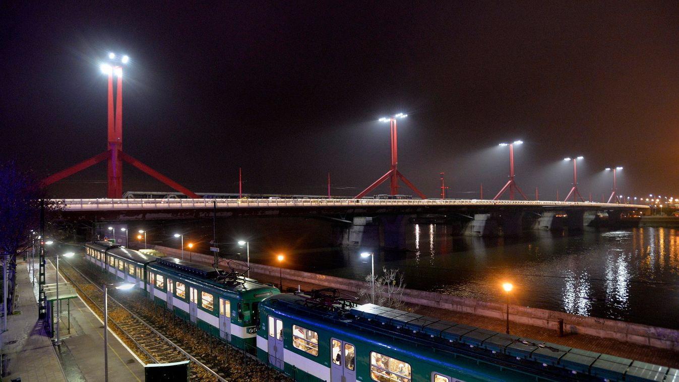 A Rákóczi híd az új közvilágítás próbaüzeme alatt. A LED-es technológiának köszönhetően a világítás beépített teljesítménye felére csökken, az éves áramdíj a korábbi 4 millió helyett 1,8 millió forint lesz 