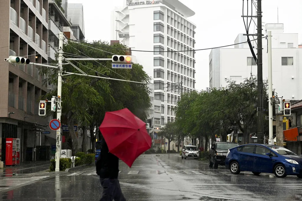 Tájfun Japán Khanun Violent Typhoon Khanun hits Okinawa, Japan Horizontal 