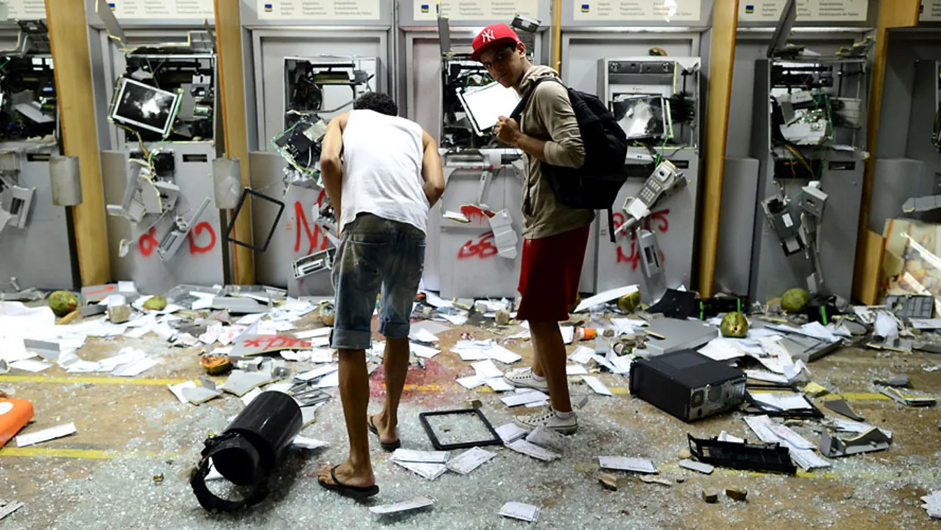 Szétzúzott bankautomaták, pénzfelvétel, örüljön, aki ingyen jut a pénzéhez, brazil tüntetők Rio de Janeiroban
