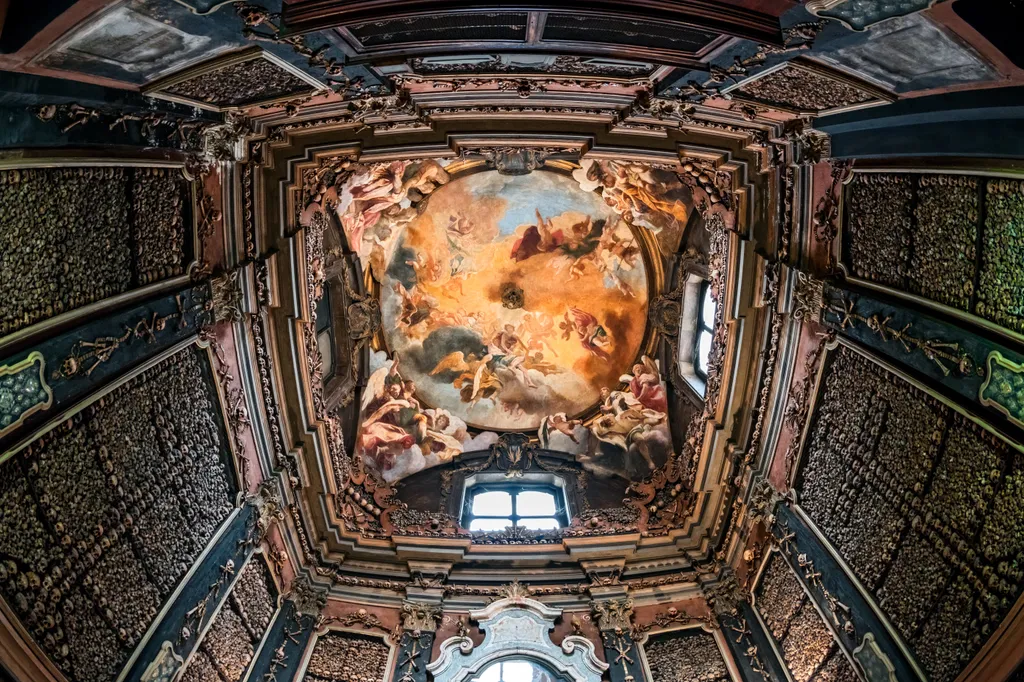 Hátborzongató a több ezer koponyával borított kis kápolna fala Milánóban, galéria, 2023 