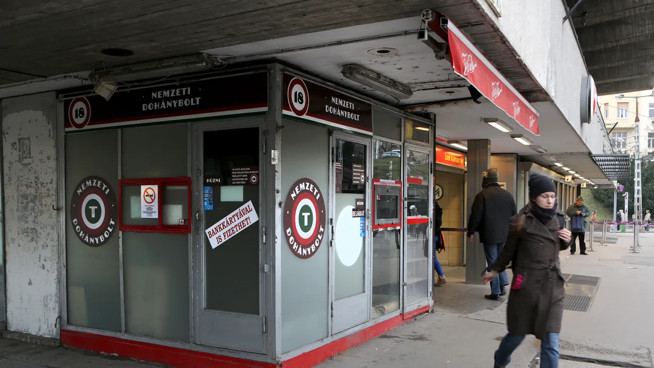 Nemzeti dohánybolt a metróépület oldalában - Széll Kálmán tér felújítási munkálatok 2015 január 16-án Koncz Tamásnak Nemzeti dohánybolt a metróépület oldalában - Széll Kálmán tér felújítási munkálatok 2015 január 16-án Koncz Tamásnak 