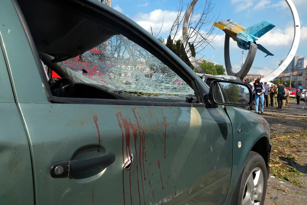 ukrán háború, Ukrajna, válság 2022, ukrajna, ukrán, háború, orosz ukrán konfliktus, 
Vér száradt egy megrongált autó oldalára Vinnicjában 2022. július 14-én, miután orosz rakétatámadás érte a nyugat-ukrajnai várost.
MTI/AP/Efrem Lukackij 