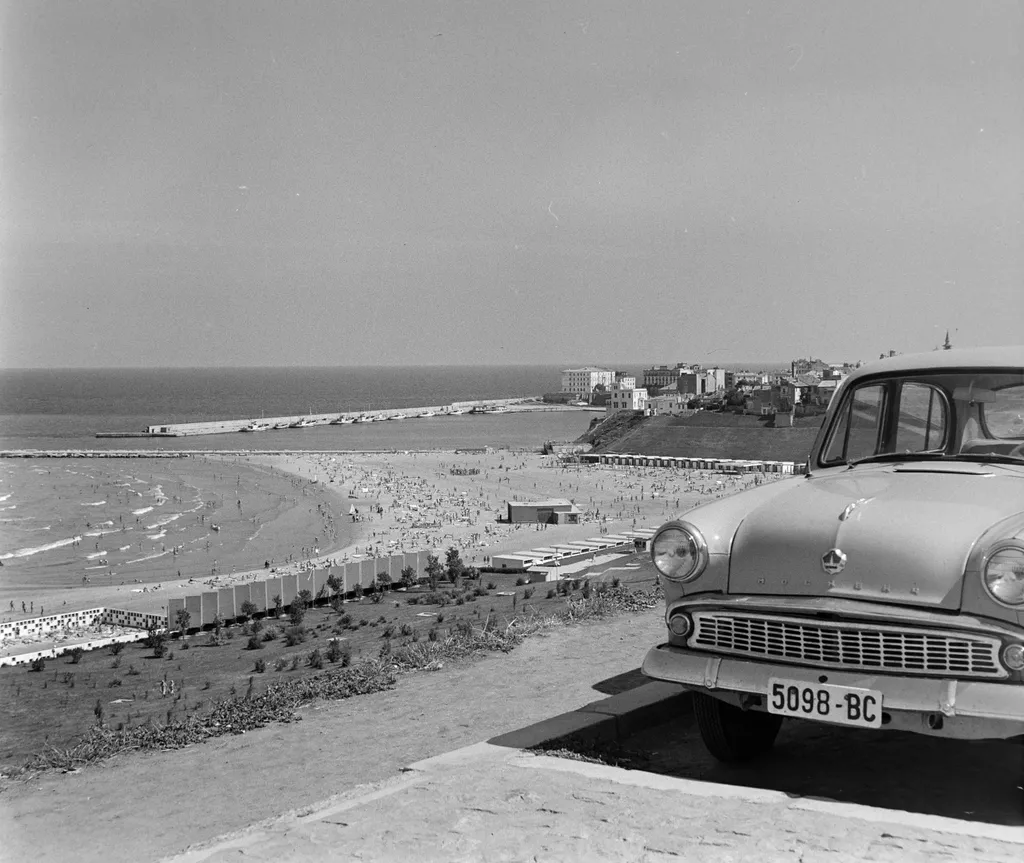 Románia, Konstanca  1968 tengerpart  szocialista nyaralás kilátás a Strada Mihai Eminescu felől az óváros felé, középen a Modern strand. 