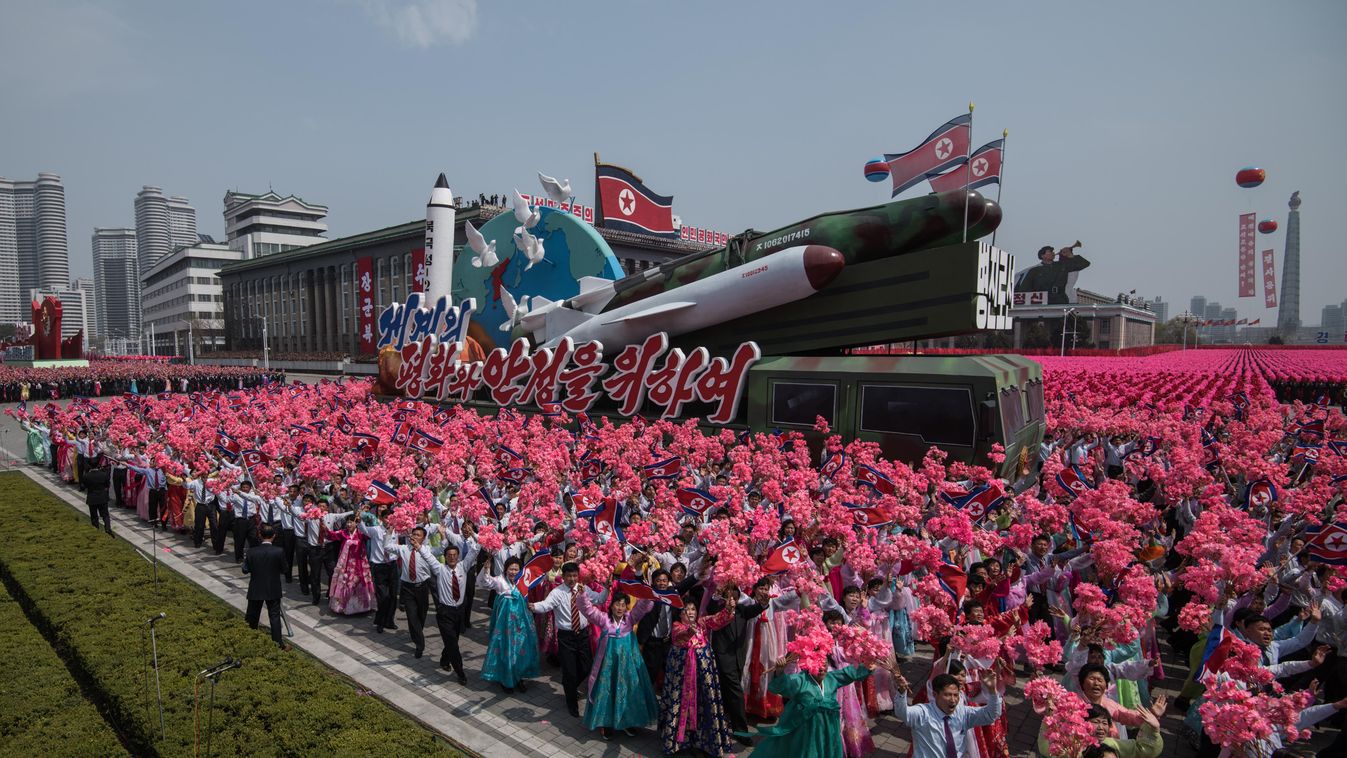 észak-korea Kim Ir Szen születésének 105. évfordulójára rendezett észak-koreai katonai parádé 