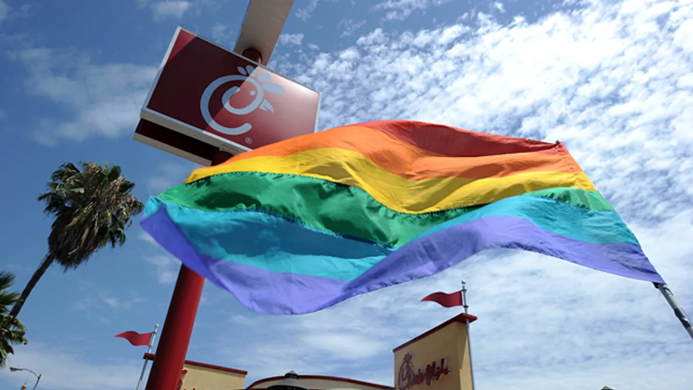 tömegek vásároltak a Chick-fil-A gyorsétteremben tiltakozva az azonos neműek házassága ellen, melegházasság