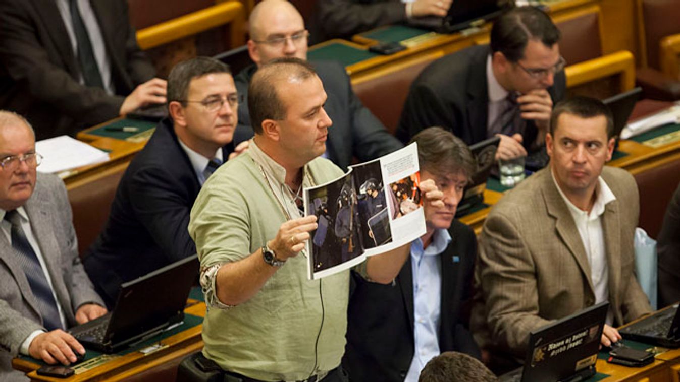 Parlament, országgyűlés, plenáris ülés, Gaudi-Nagy Tamás Bodoky Tamás: Túlkapások c. könyvét mutatja, Jobbik 