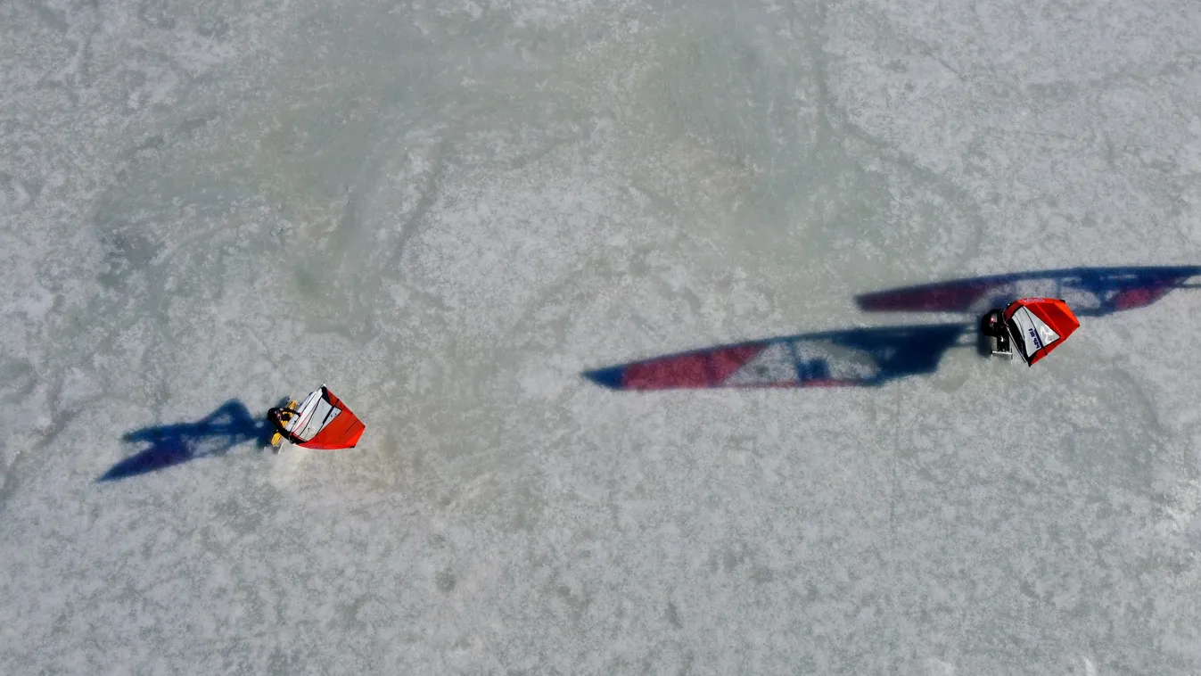 Szörf rajongók befagyott BAlti tengeri szakaszon jégszörföznek windsurfing TOPSHOTS Horizontal AERIAL VIEW 